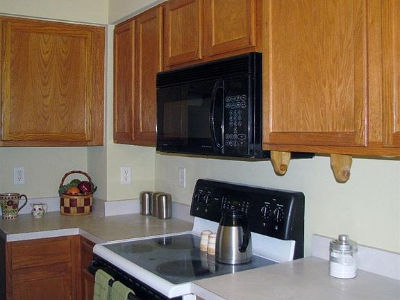 4th image of 3127 Village Cir