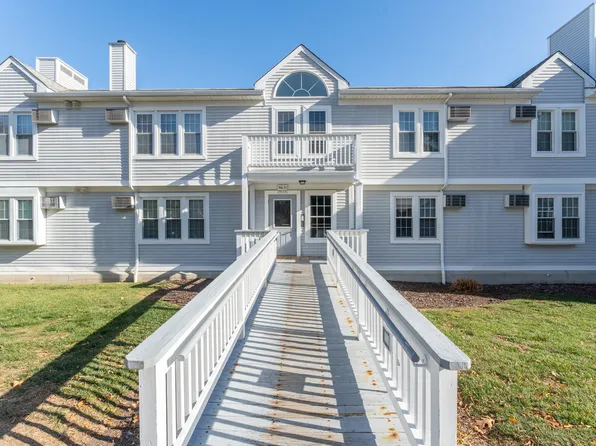 82 Longview Street APT 24, Waterford, CT 06385
