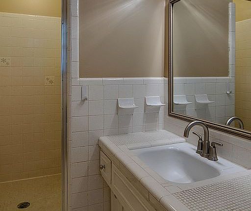 5th image of 829 Highland Park Ct