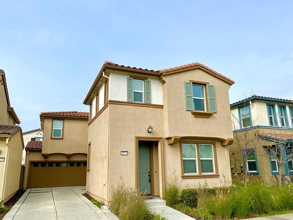 Large newly constructed home next to the alameda Marina