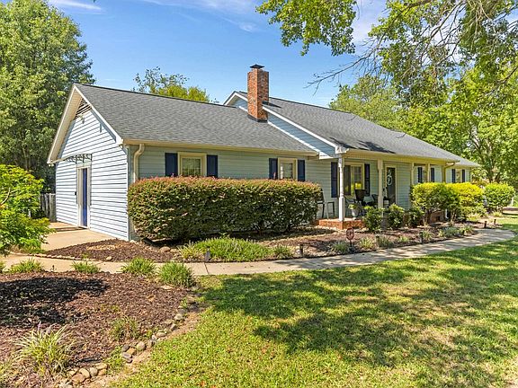 3rd image of 7 Chestnut Ridge Dr