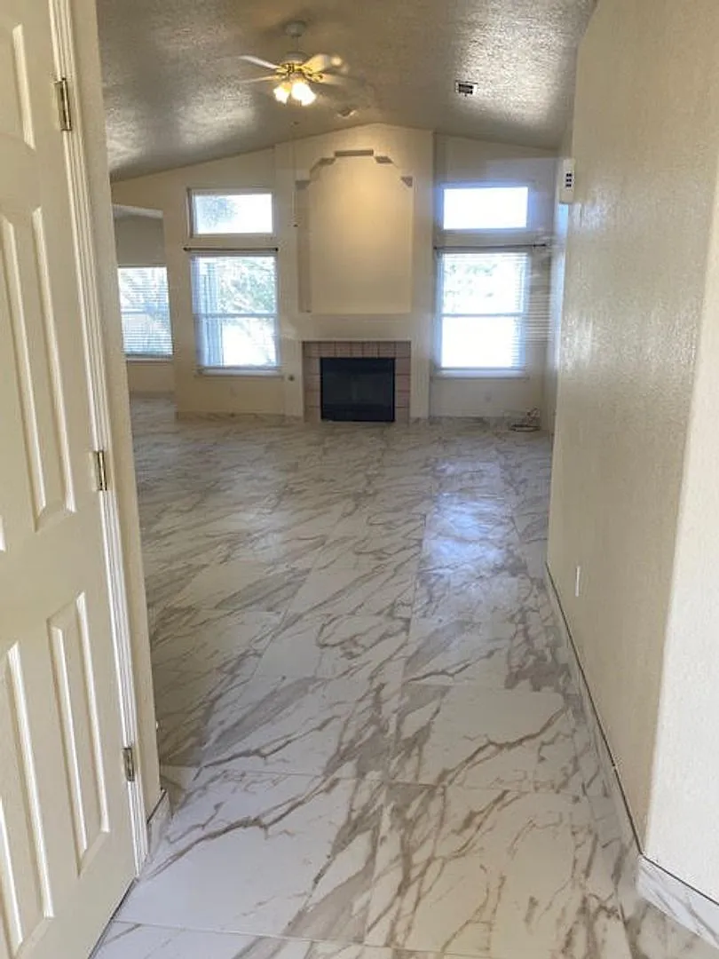 Beautiful 3 bed 2bath 2car garage in the Mirabella Subdivision. A must see to appreciate — Photo 3