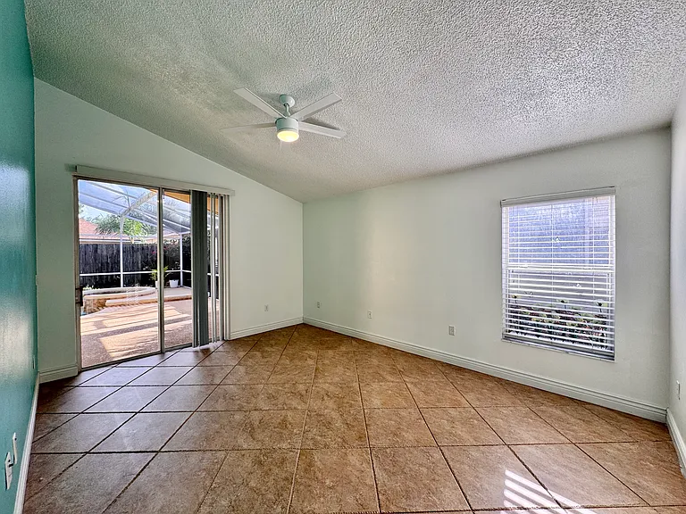 641 Samantha Ln — Photo 29
