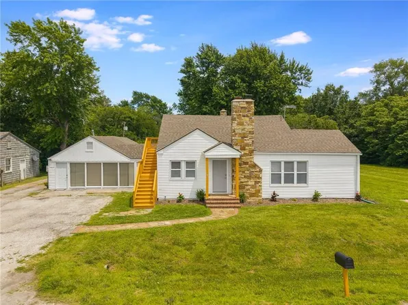 107 N Broadway, Oak Grove, MO 64075