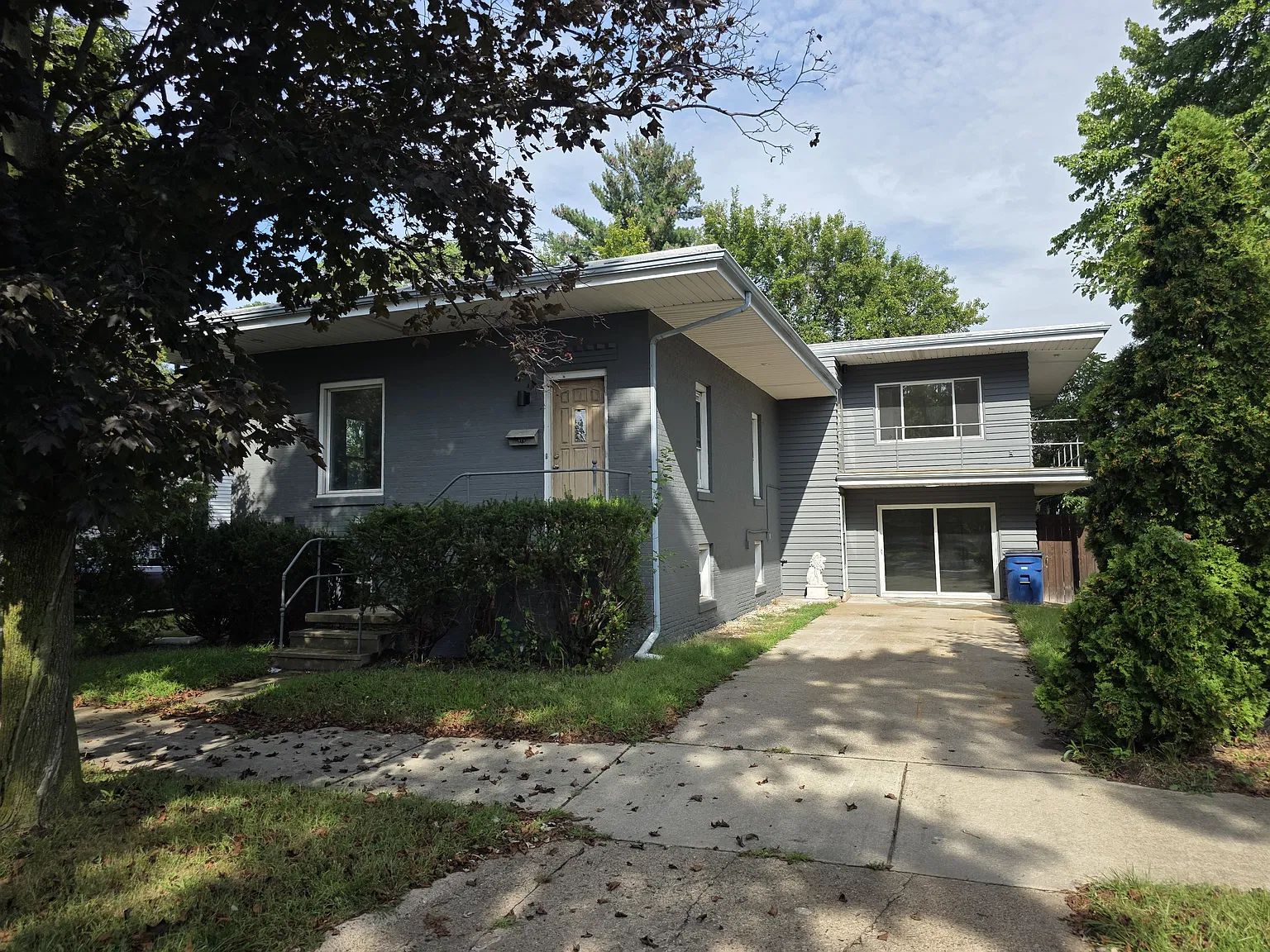 4 bed, $2,300 — Photo 1