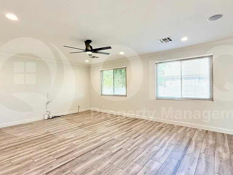 572 N Bell Dr — Photo 5