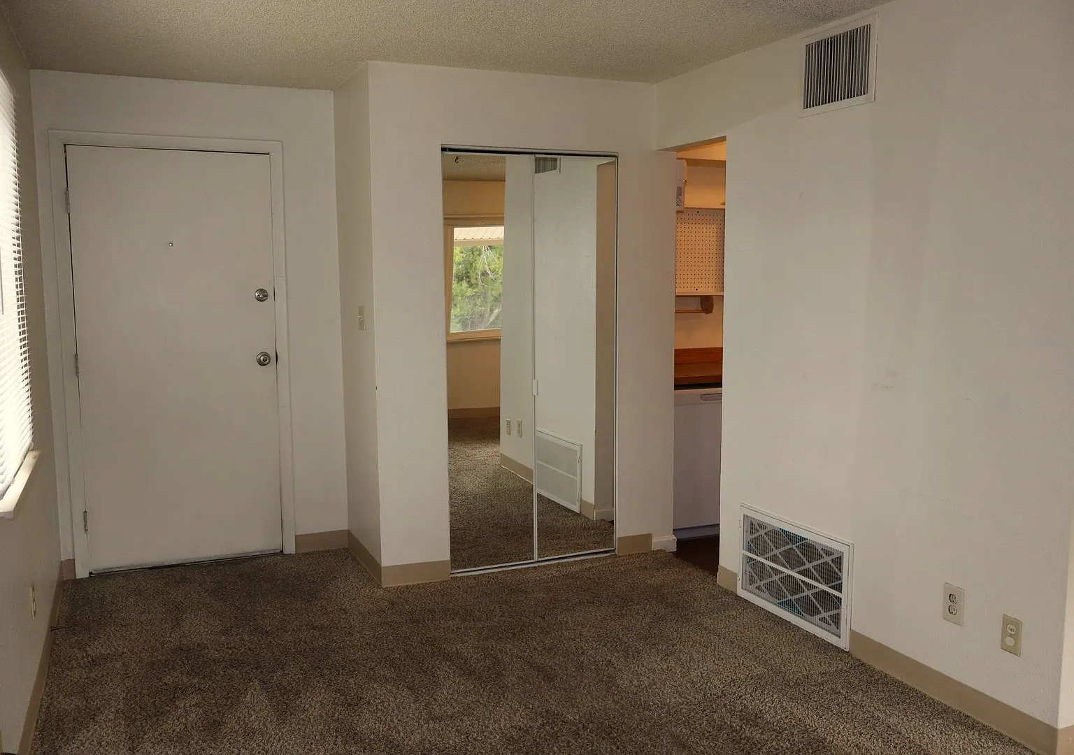 Cozy 1-Bedroom in a Prime Midtown Location — Photo 2