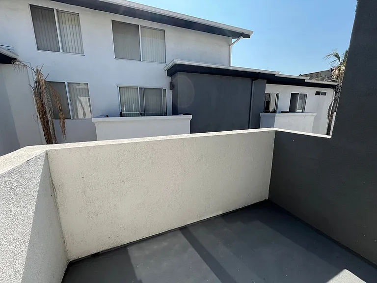 10755 Kling Street — Photo 32