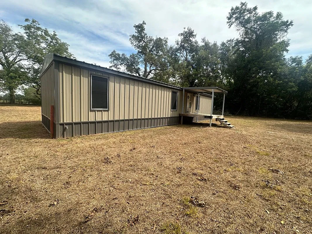 2 bed, 1.0 bath, 896 sqft, $1,250 — Photo 1