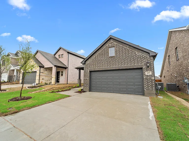 603 Hemingway Ln — Photo 2