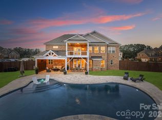 1053 Harlows Crossing Dr, Matthews, NC 28104