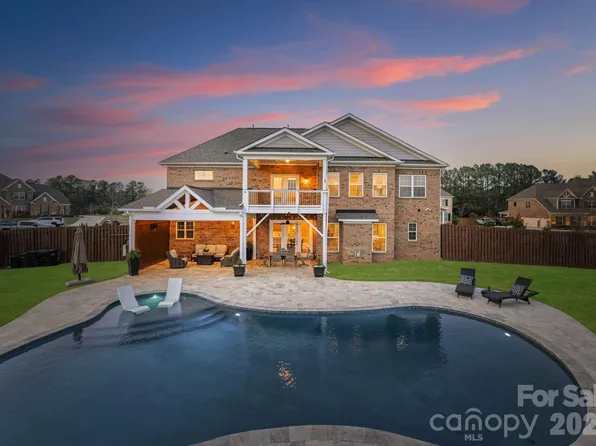 1053 Harlows Crossing Dr, Matthews, NC 28104