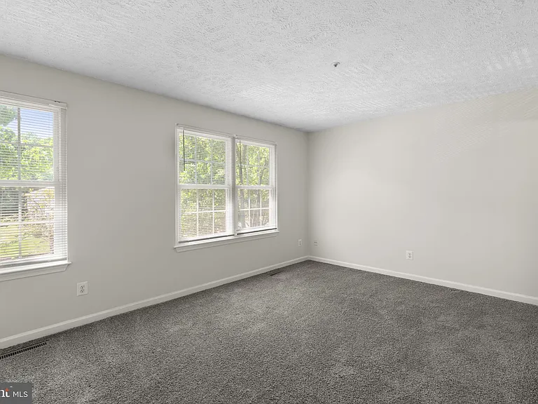 1043 Debbie Ave — Photo 17