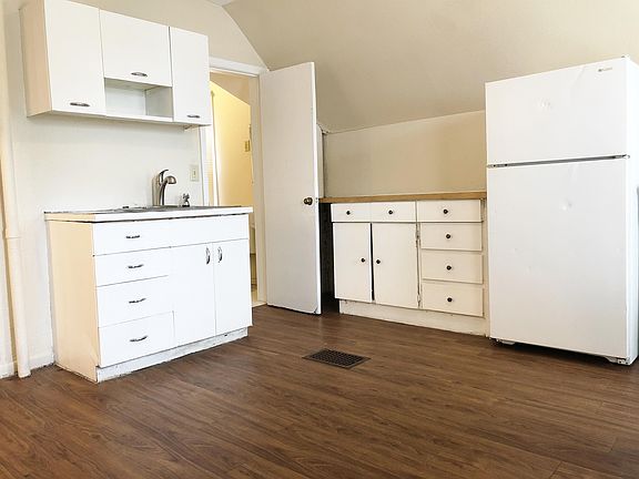 4th image of 57 Jessamine Ave W #2