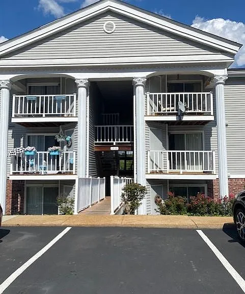 1239 Creve Coeur Crossing Ln #F — Photo 1