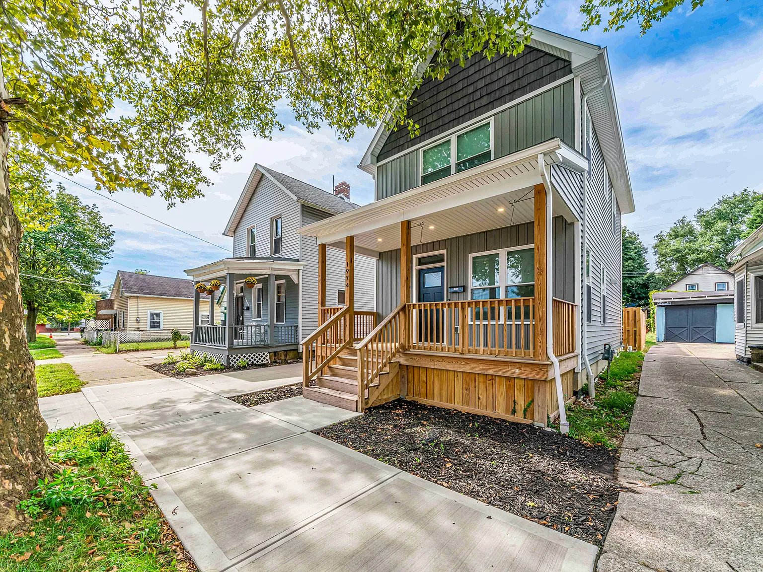 Enjoy this new and modern, open concept, air-conditioned 2 bed/2.5 bath home. — photo 8