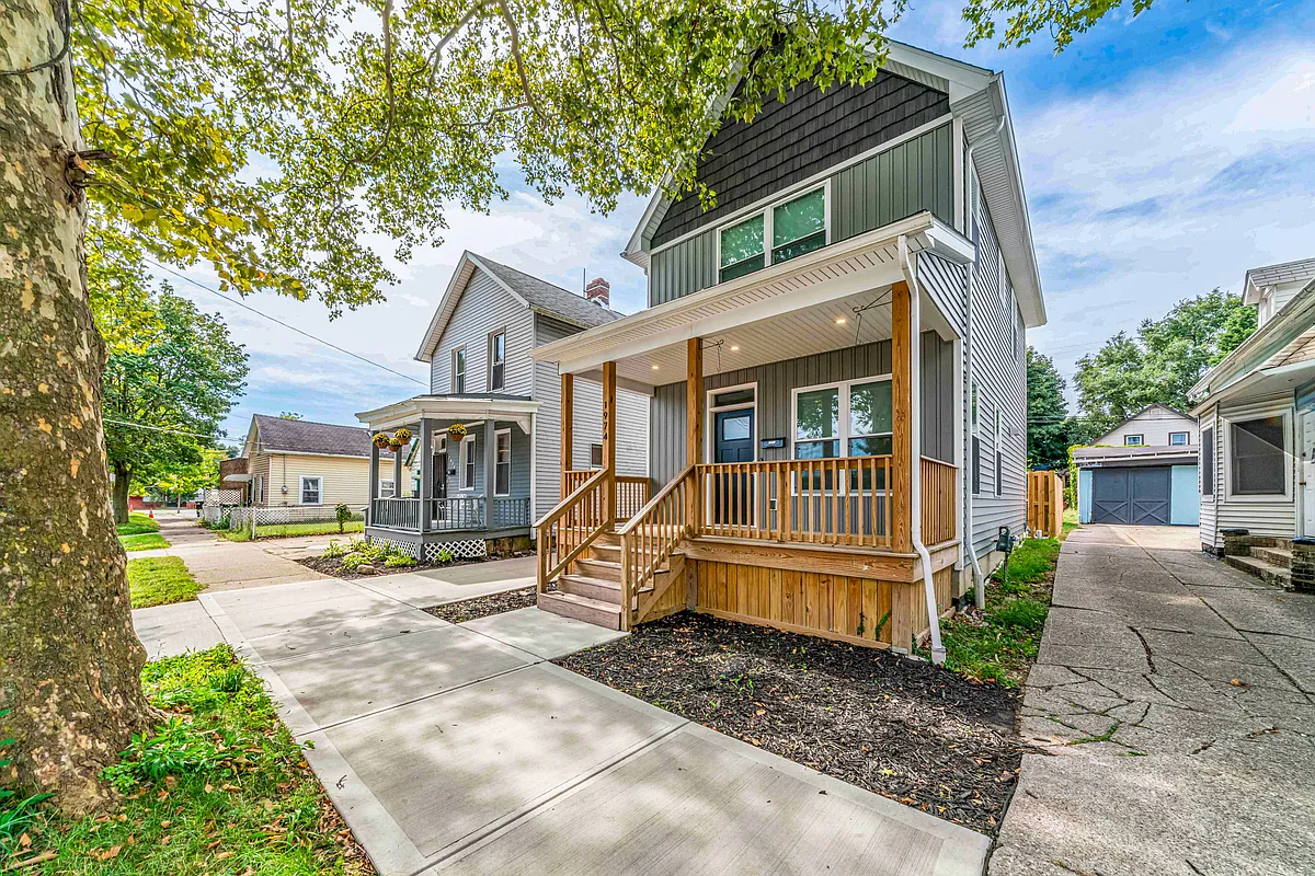 Enjoy this new and modern, open concept, air-conditioned 2 bed/2.5 bath home. — photo 3