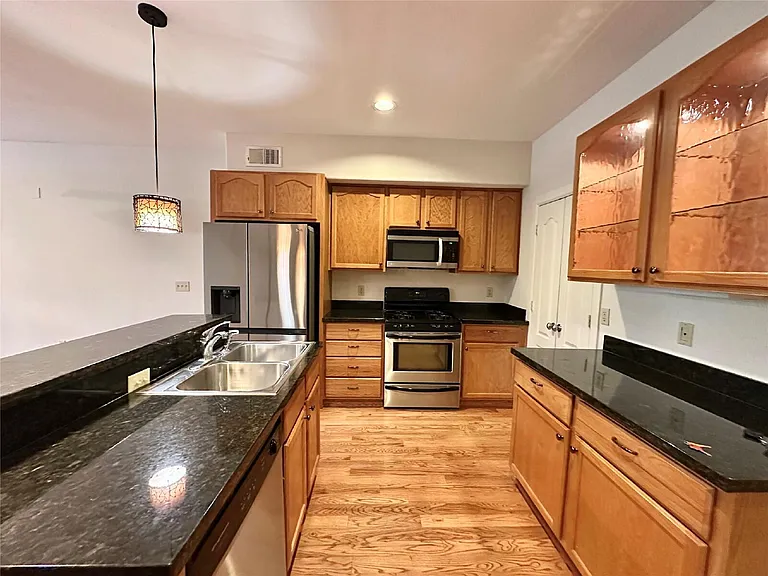 1602 Elgin St #13 — Photo 3