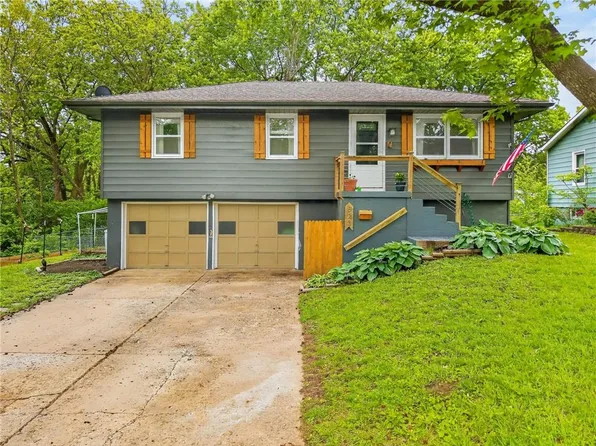 825 SW Pleasant Dr, Lees Summit, MO 64081