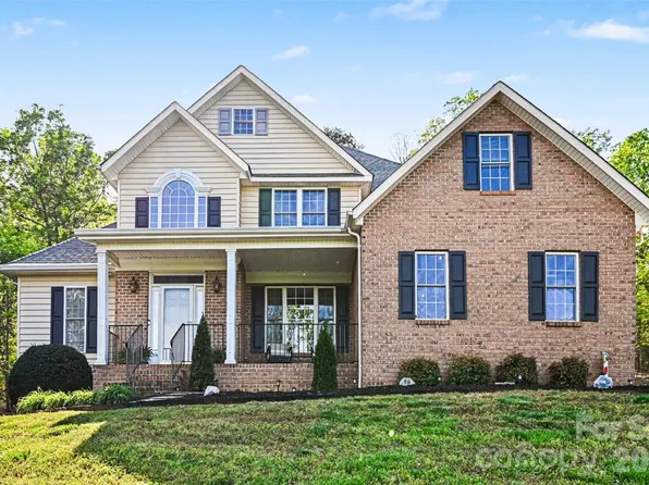 7940 Oakmont Ct, Hickory, NC 28602