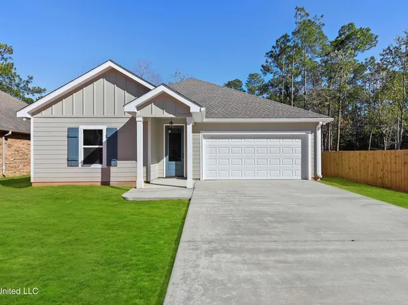 8419 Ieke Dr, Diamondhead, MS 39525