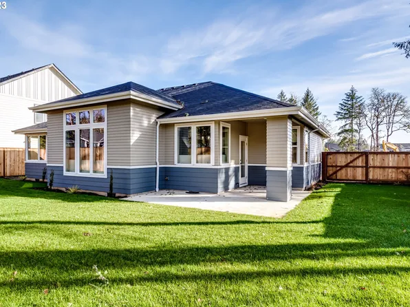 87664 8th St #24, Veneta, OR 97487