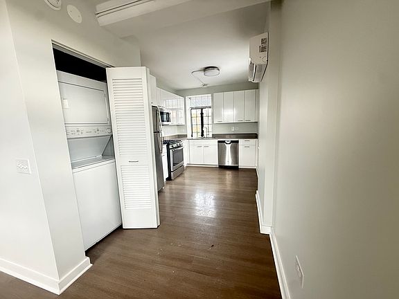 3rd image of 2946 N Clybourn Ave #404