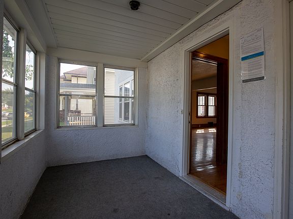 4th image of 925 Russell Ave N