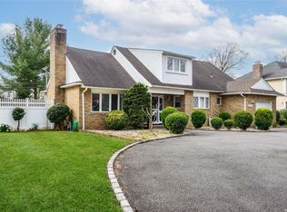 36 Robin Rd, Westbury, NY 11590