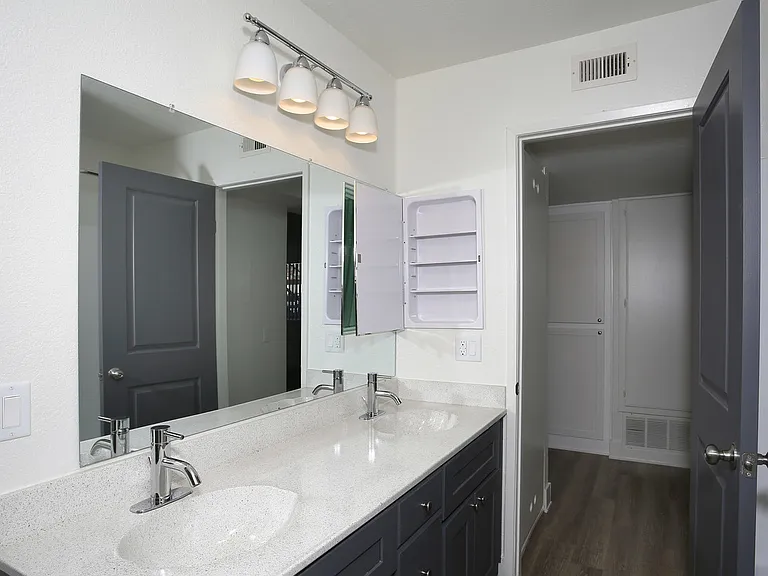 Lakehouse Apartments — Photo 33