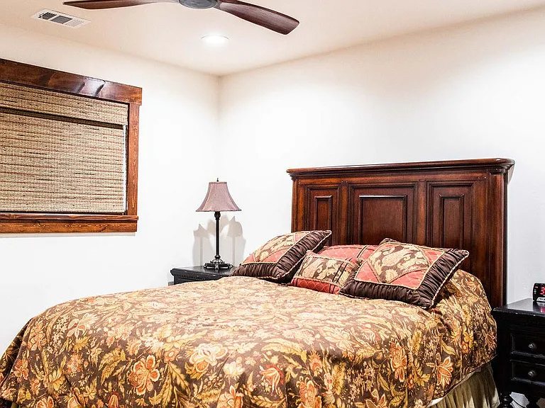 Bedroom 4 with a Smart TV