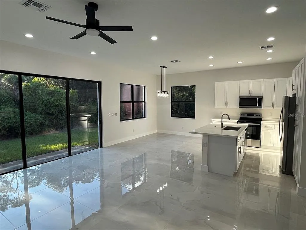 3 bed, 2.0 bath, 1671 sqft, $2,100 — Photo 2