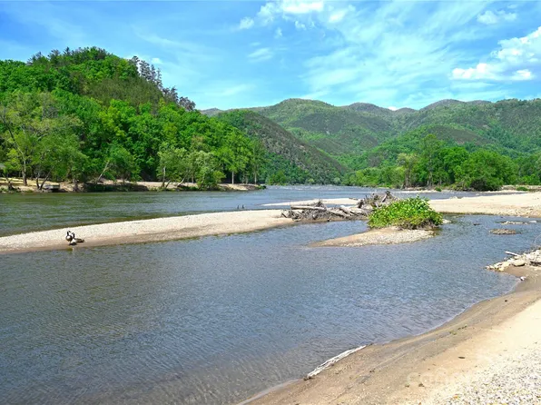 150 Easy St, Hot Springs, NC 28743