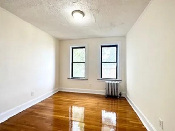 21-14 Crescent Street image 10 of 15