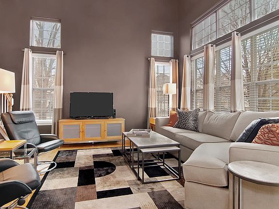 5th image of 423 Vaughn Cir