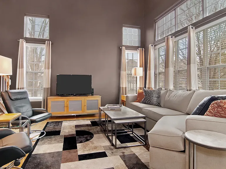 423 Vaughn Cir — Photo 5