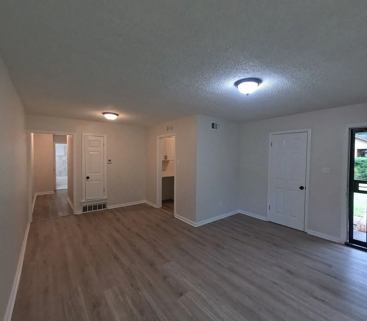 Fully Renovated 2BR Duplex Near University of Memphis | Pet Friendly — Photo 4