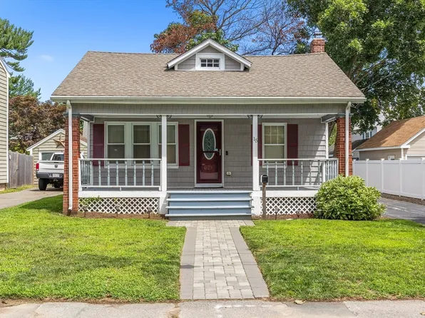 15 Vokes Ter, Lynnfield, MA 01940