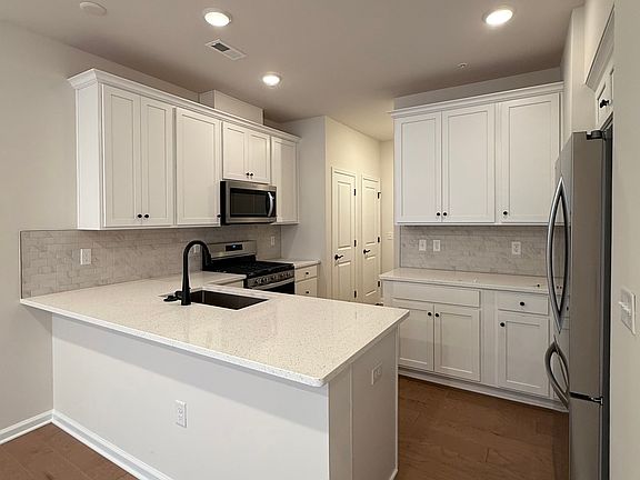 4th image of 1209 Parker Blvd