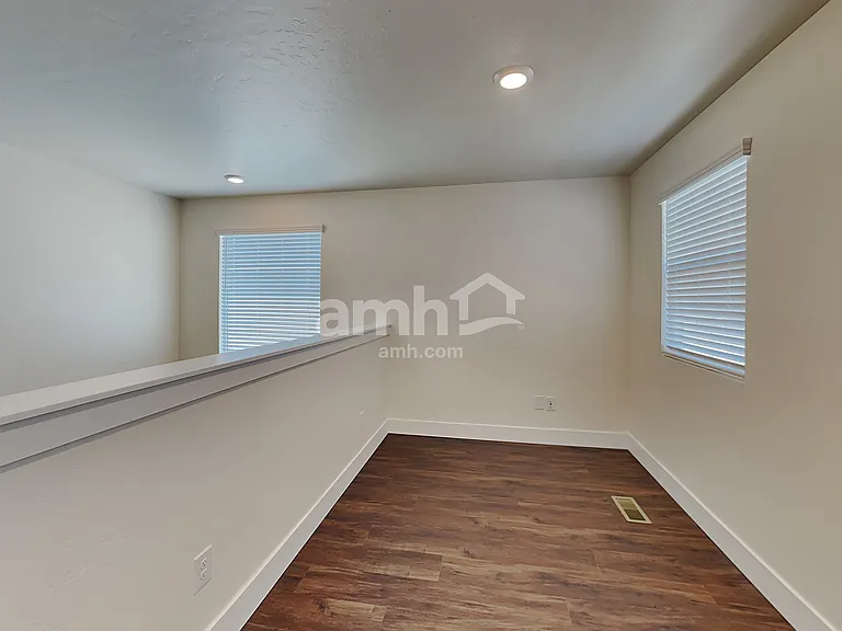 955 Moorside Ave — Photo 7