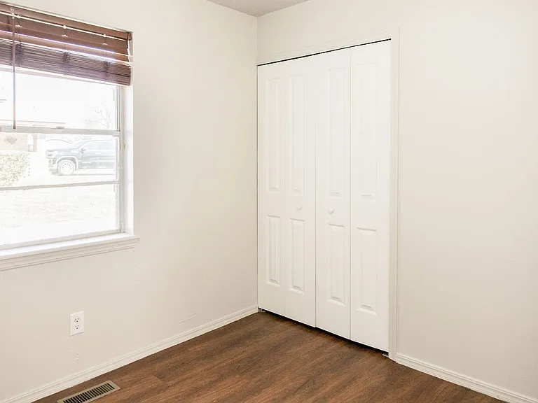 10517 N McKinley Ave — Photo 9