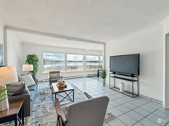 Lots of natural light!>