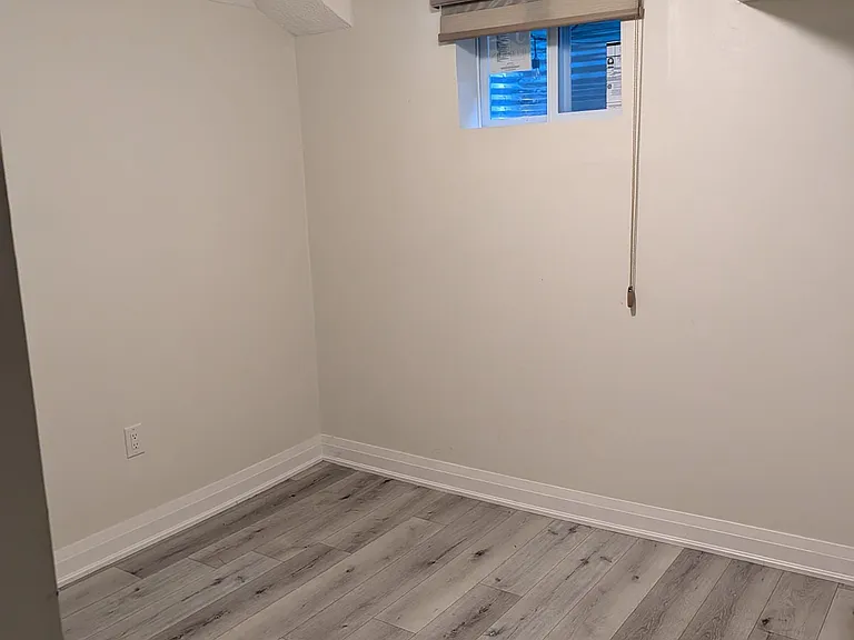 6393 Chaumont Cres — Photo 10