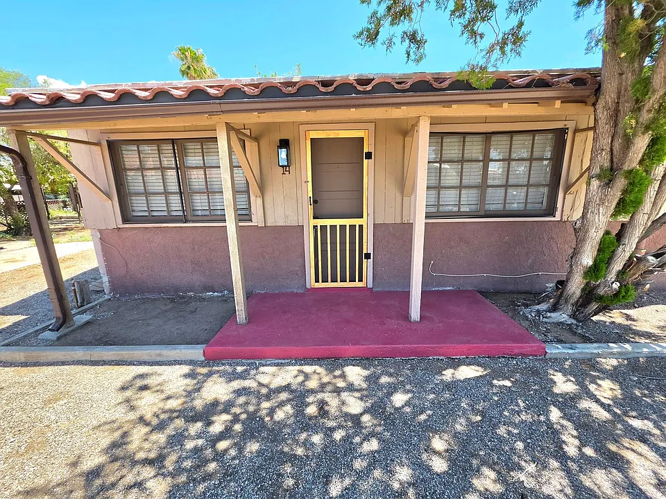504 W Flores St