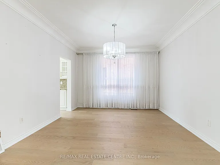 3339 Crompton Cres — Photo 10