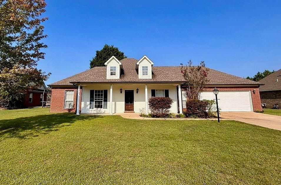 1st image of 704 Savannah Dr