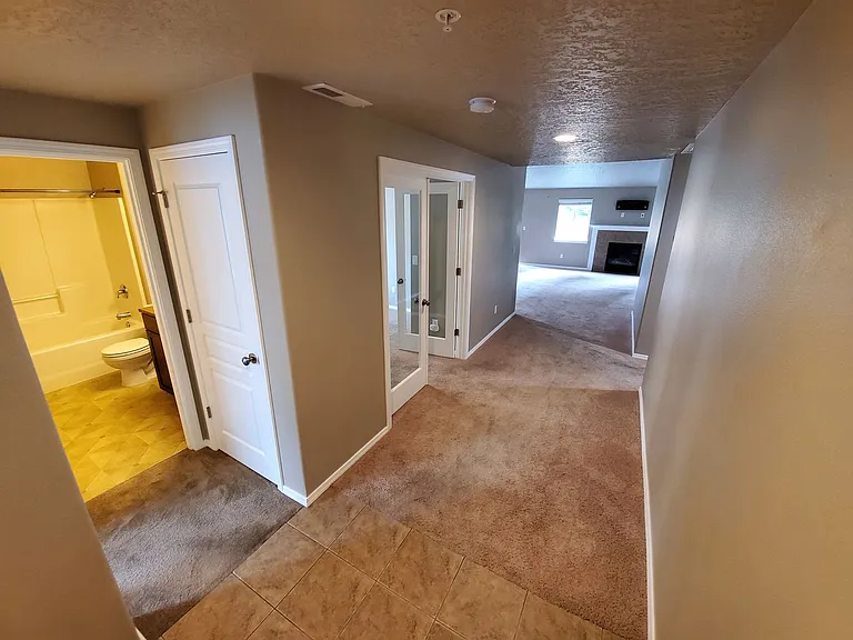 899 N Pointe Dr NW — Photo 3