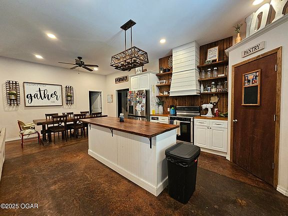 5711 Westview-A-Dining 2