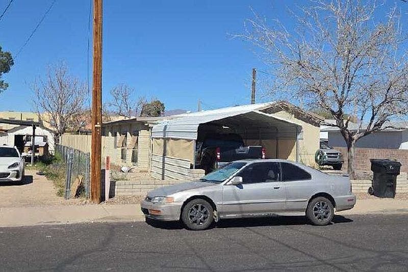 2nd image of 814 W 11th St