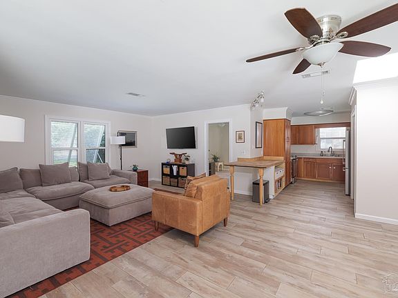 3rd image of 6 Pinetree Dr